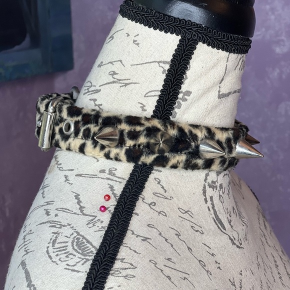 Leopard Print Spiked Choker - Picture 5 of 10